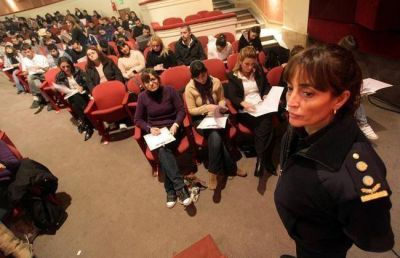 Civiles comenzaron a cumplir tareas administrativas en dependencias policiales
