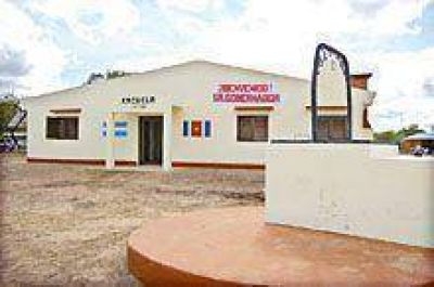 Despu�s de dos a�os reconstruyen la Escuela 10 de Claypole.
