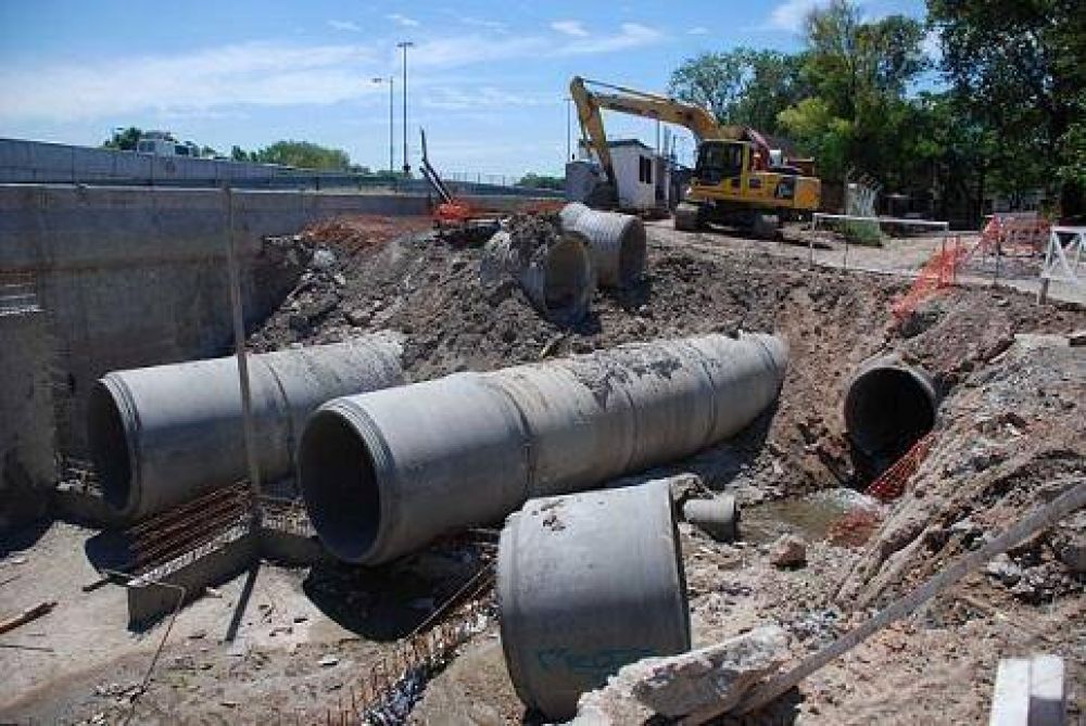 Lomas Oeste: construyen desag�es para evitar inundaciones en el distrito