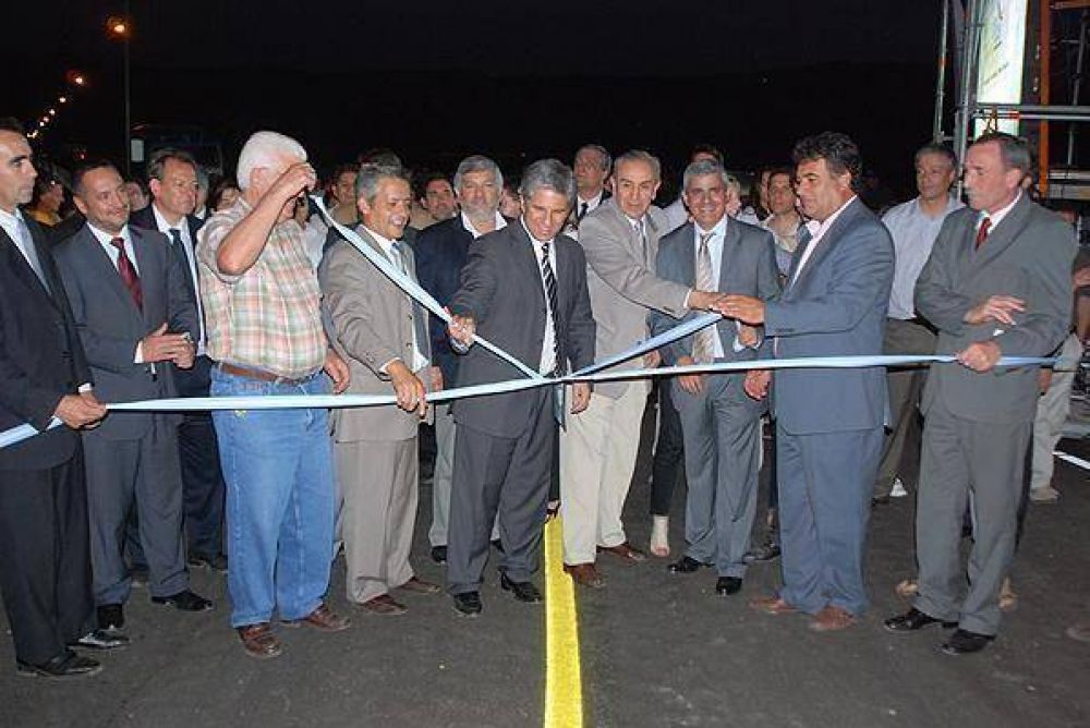 El Gobierno inaugur el perilago y las obras complementarias del dique Las Palmeras  