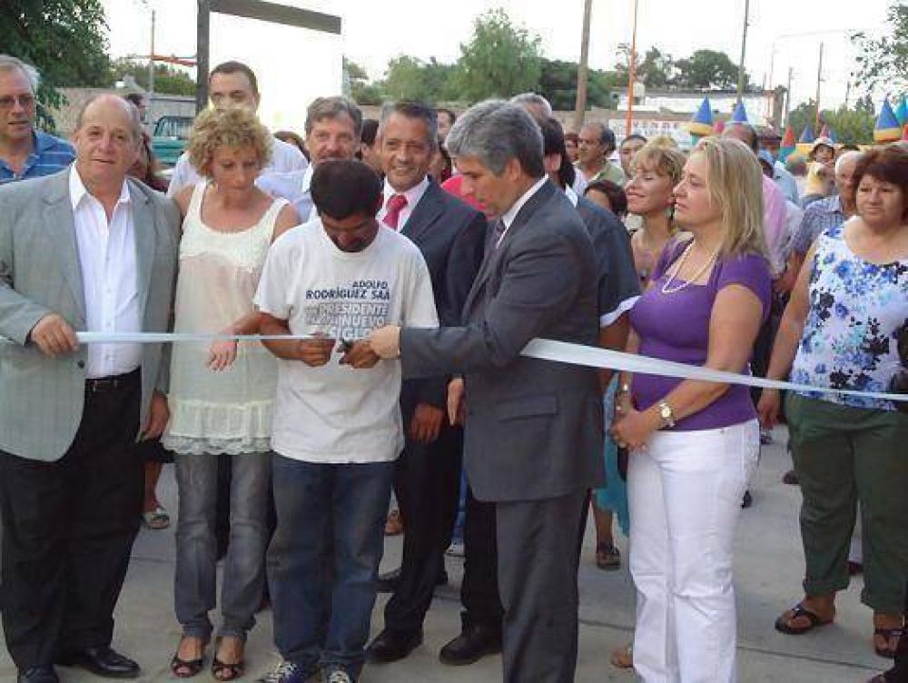 El Gobierno inaugur� pavimento e iluminaci�n y entreg� aportes en Villa Mercedes 