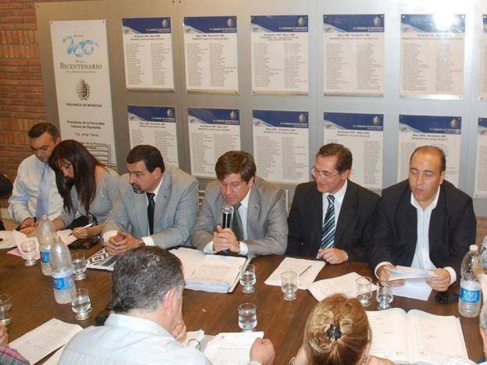 El ministro de Hacienda present� en la Legislatura el Presupuesto 2012