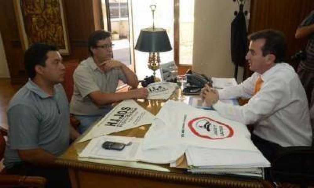 Paco P�rez recibi� por primera vez a la agrupaci�n H.I.J.O.S