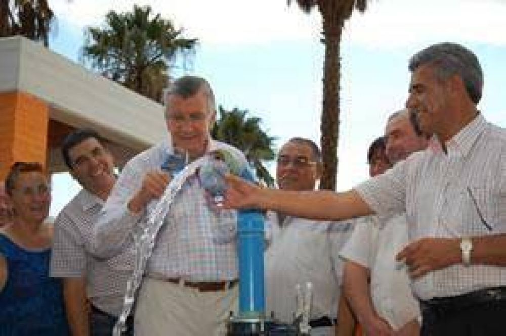  Nueva comisar�a y red de agua potable