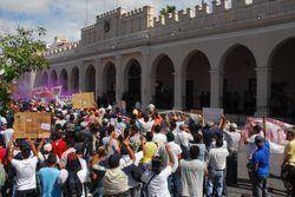 Sancionan a polic�as en paro