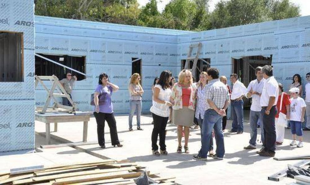 La Intendente Giroldi recorri� la obra del nuevo edificio del Colegio Siglo XXI