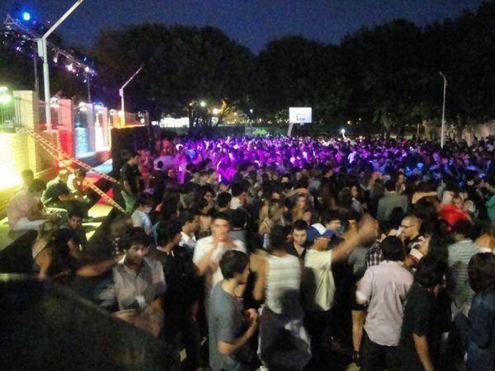 M�s de 4000 personas recibieron el a�o a puro baile en Club Regatas