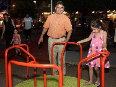 Guti�rrez con los vecinos en la plaza Jos� Pardo de Bernal