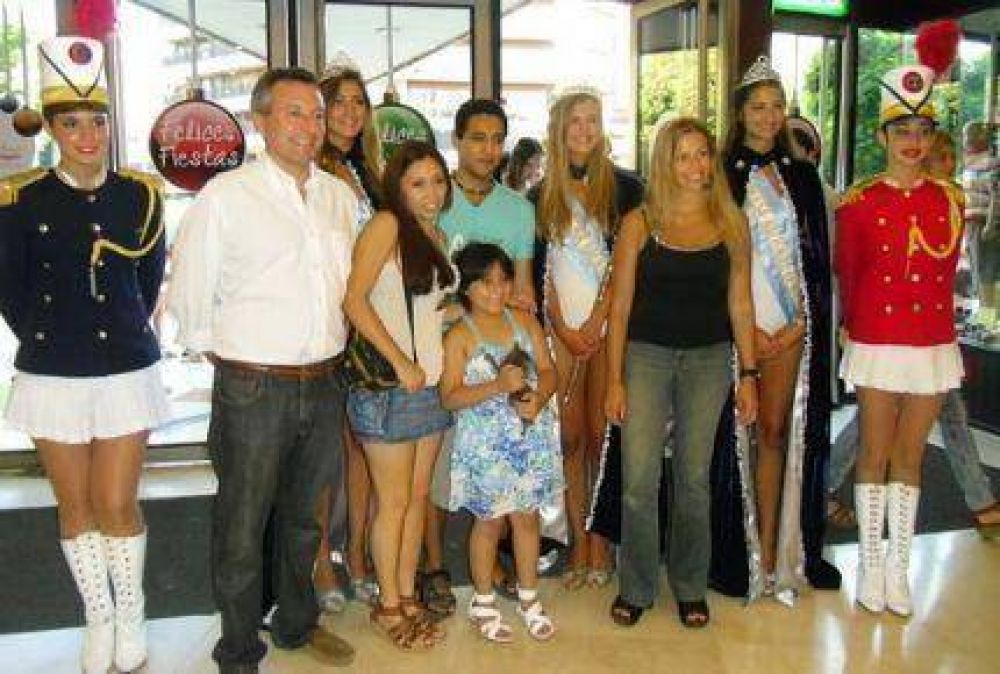 El EMTur agasaj� a los primeros turistas del 2012: una familia de Boulogne