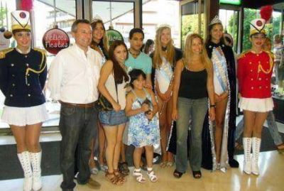 El EMTur agasaj� a los primeros turistas del 2012: una familia de Boulogne
