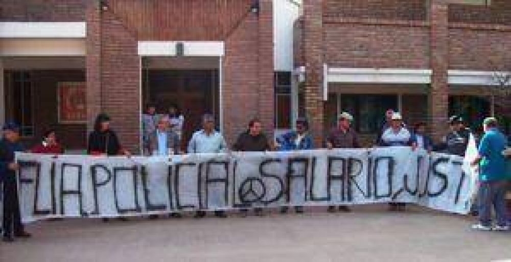 Polic�as Autoconvocados de Castelli contin�an con sus reclamos