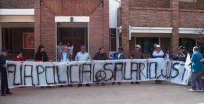 Polic�as Autoconvocados de Castelli contin�an con sus reclamos