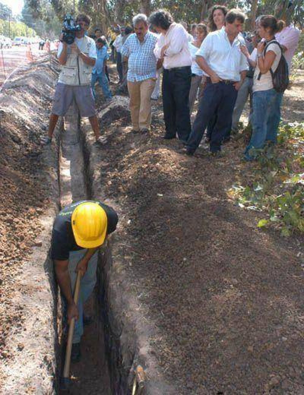 Comenz� el tendido de la red que llevar� agua potable a Las Dalias