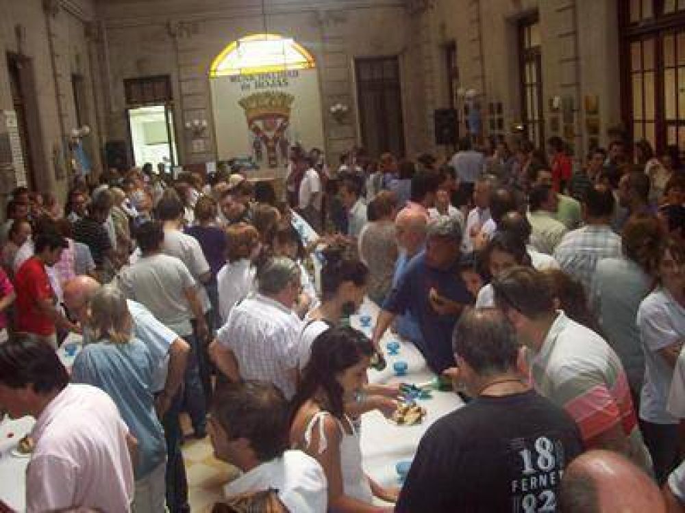 El intendente Caso brind�  ayer con los trabajadores  municipales y funcionarios