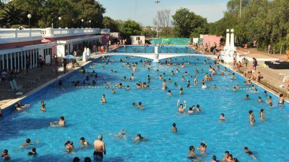 Abren las piletas municipales, aunque cobran $ 10 diarios
