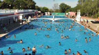 Abren las piletas municipales, aunque cobran $ 10 diarios