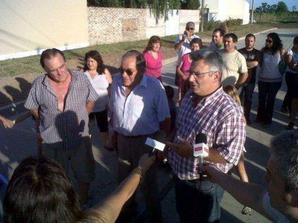 Barrientos inaugur� tres cuadras asfaltadas 
