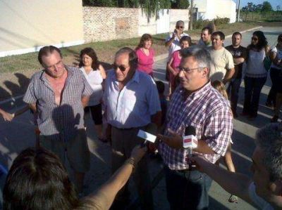 Barrientos inaugur� tres cuadras asfaltadas 
