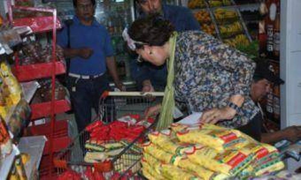 Clausuran supermercado y decomisan mercader�a en mal estado