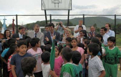 Un nuevo play�n deportivo dej� habilitado el Gobernador Juan Manuel Urtubey