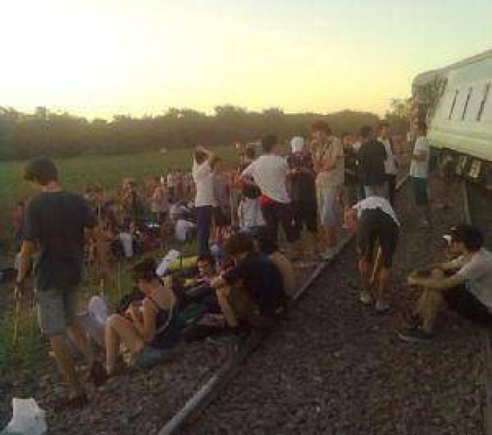 Pasajeros del tren descarrilado en Serodino llegaron a Tucum�n