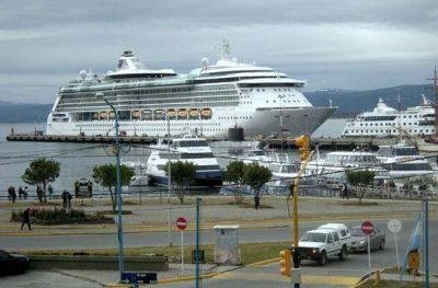 Unos 6.400 turistas arribaron a la provincia por v�a mar�tima