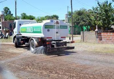 Ante la demanda vecinal, reforzaron tareas para cubrir con el riego las calles de tierra 