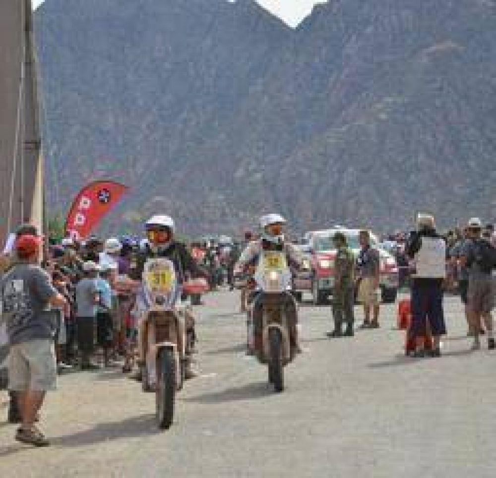Ante una multitud, el Rally Dakar hizo su paso por La Rioja