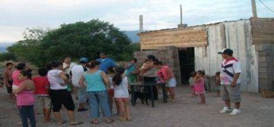 Vecinos enardecidos no dejan a chofer de Quintela retirar materiales