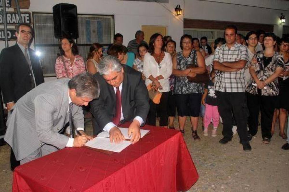 El Gobernador de la Provincia firm� el contrato para la adjudicaci�n de 127 viviendas en Merlo 