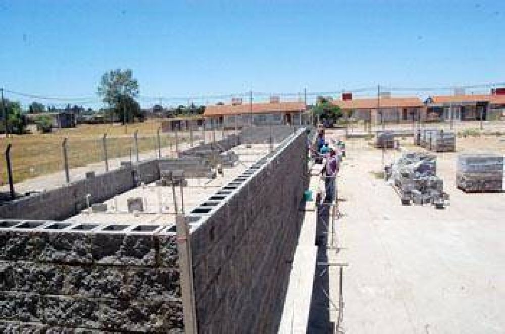 Avanzan las obras en el nuevo polideportivo que ediﬁcan en Jos� Hern�ndez 