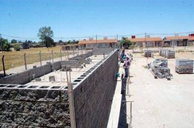Avanzan las obras en el nuevo polideportivo que ediﬁcan en Jos� Hern�ndez 