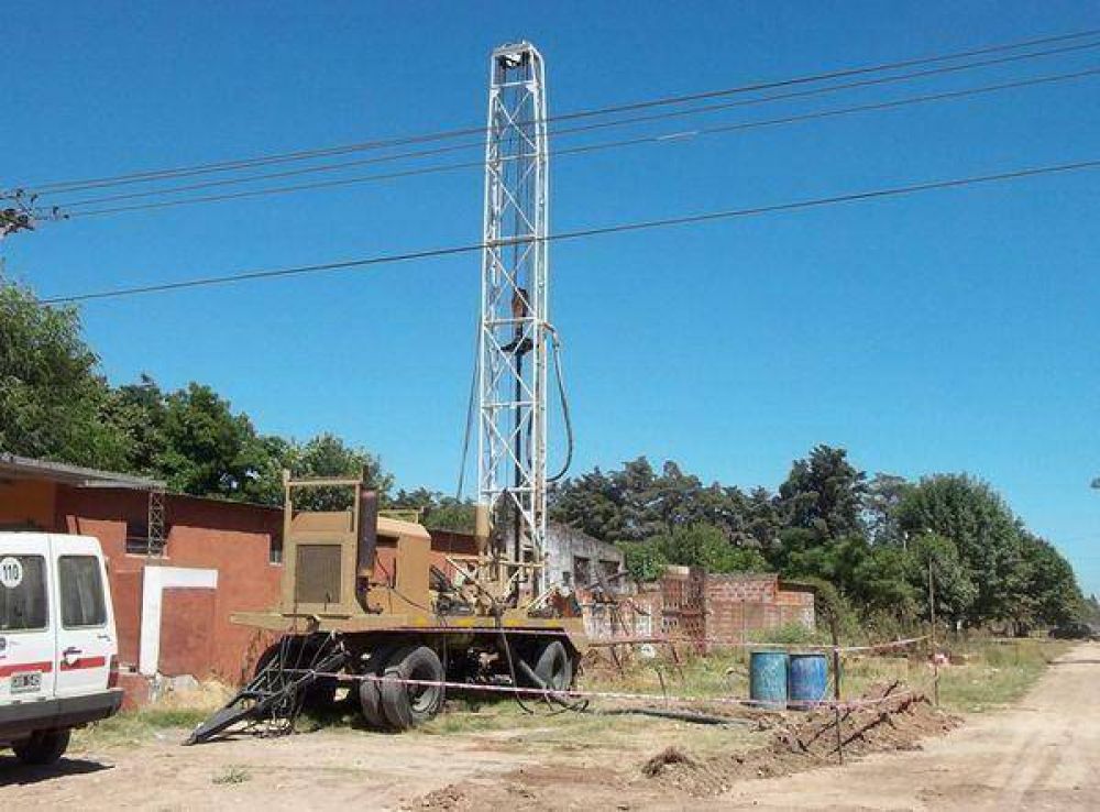 En calle Roca y Ruta 41: Est�n colocando una nueva bomba para solucionar el faltante de agua