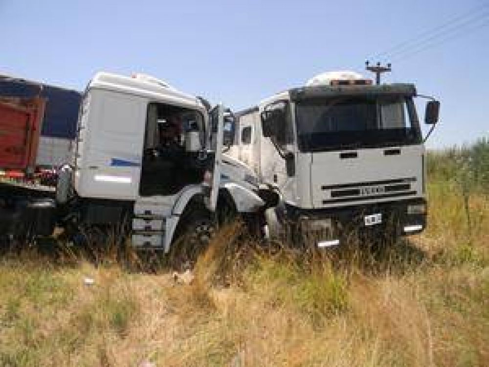 Chocaron dos camiones en la Ruta 5  