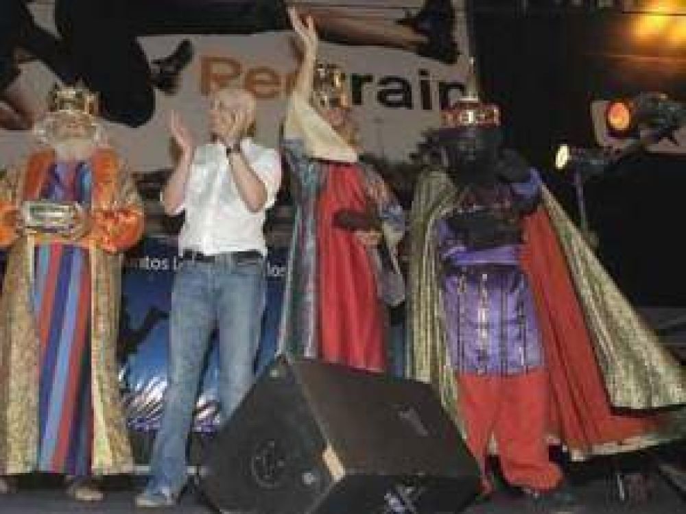 En una fiesta popular, m�s de 100 mil vecinos saludaron a los Reyes