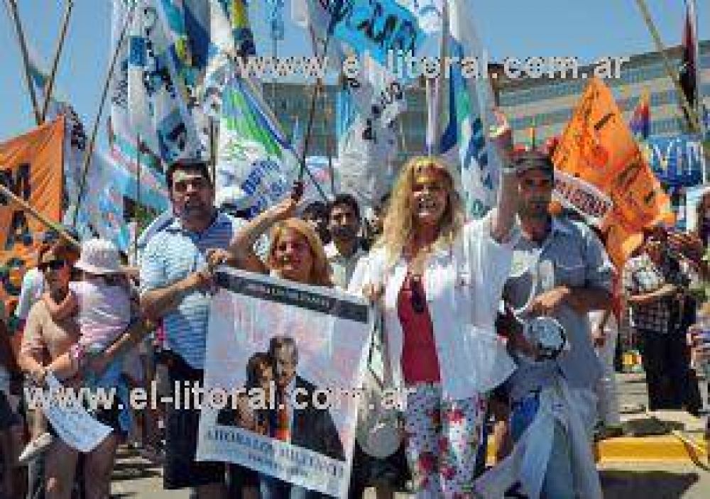 Militantes y ciudadanos correntinos sumaron su voz al �Fuerza Cristina�