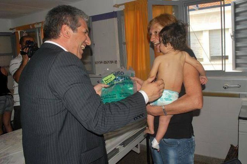 El Gobernador regal� juguetes a chicos internados en el Complejo Sanitario