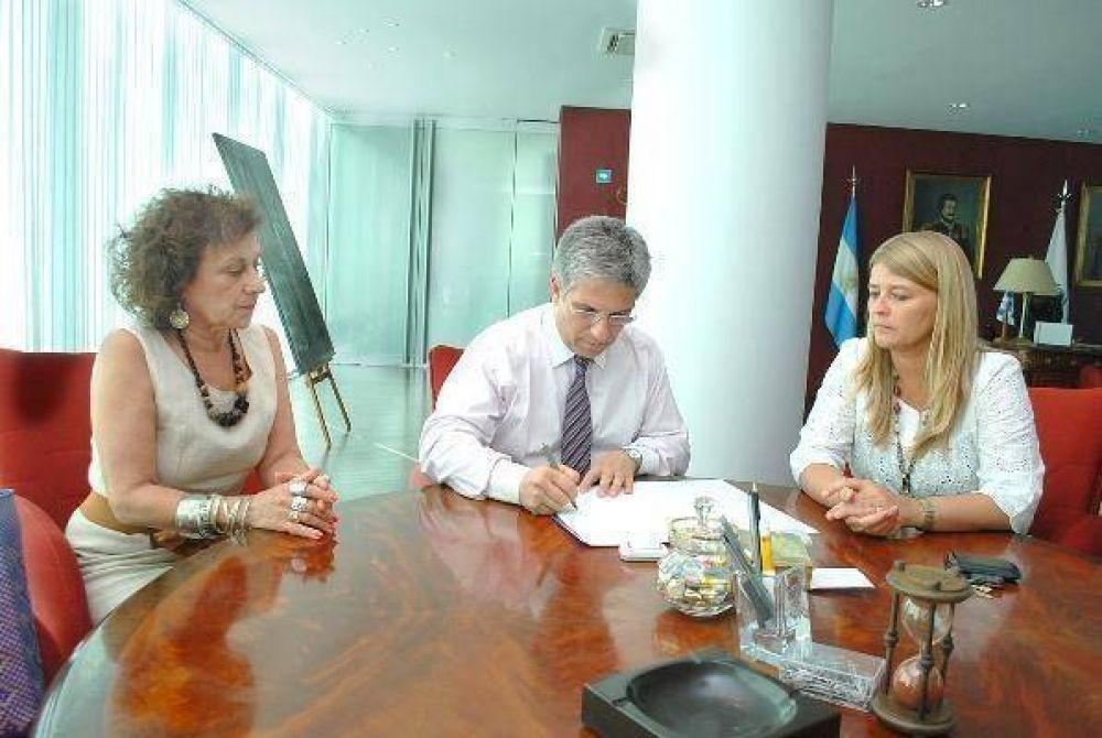 El Gobernador rubric� el decreto de promulgaci�n de la nueva Ley de San Luis Libro
