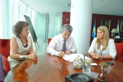 El Gobernador rubric� el decreto de promulgaci�n de la nueva Ley de San Luis Libro