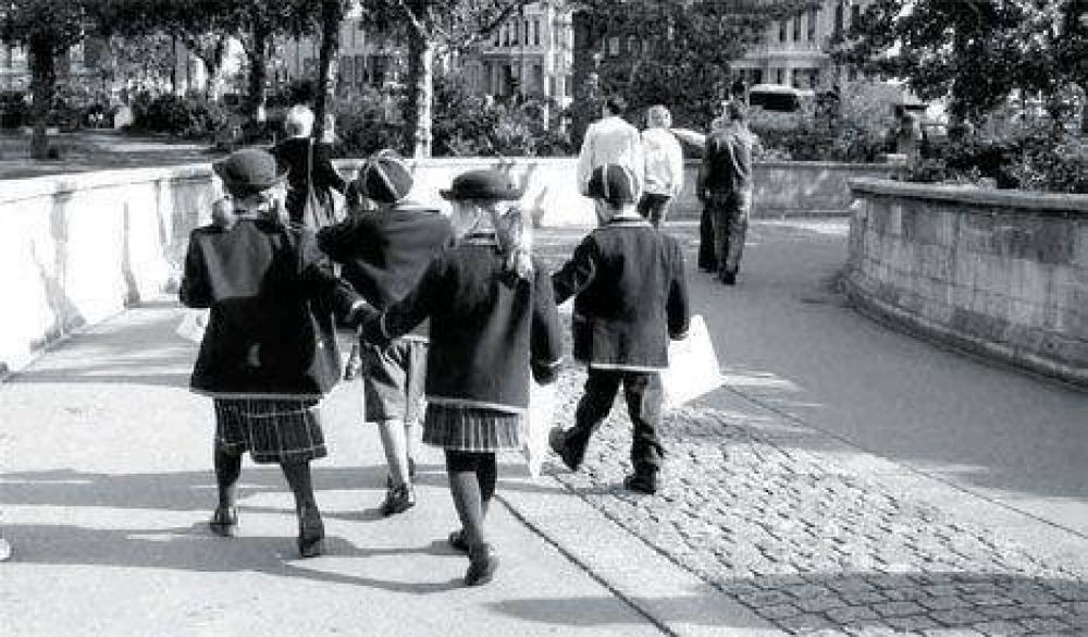 Inglaterra nacionaliza las escuelas.