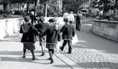 Inglaterra nacionaliza las escuelas.