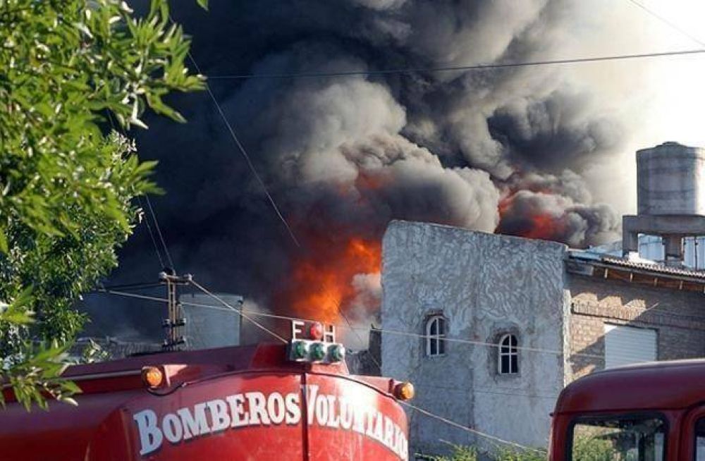 Un incendio destruyo embotelladoras de sidras 