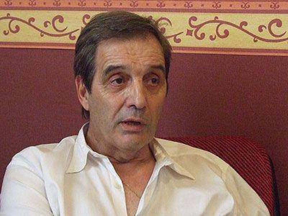 Villaverde anunci� que presentar� candidatos y recibi� una lluvia de cr�ticas.