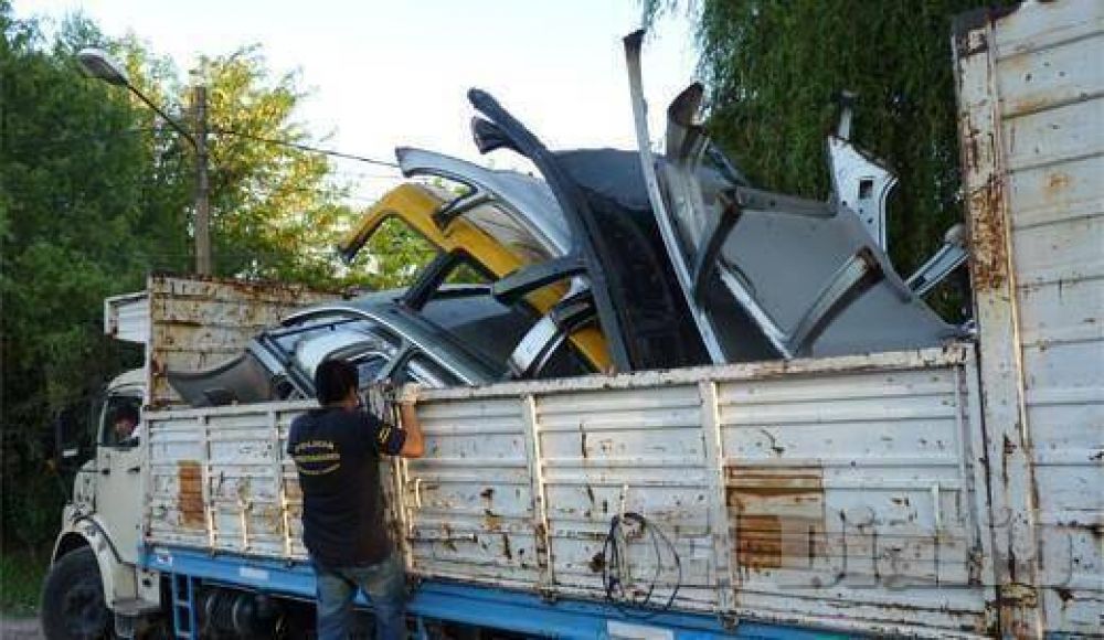 Allanan un desarmadero en Villa Rosa y detienen a un individuo  