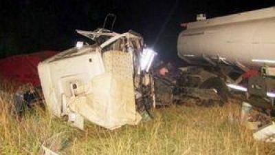 Un muerto y seis heridos al chocar tres camiones y un autom�vil  