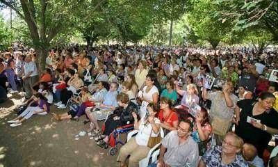 Miles de personas asisten a las misas del cura sanador 
