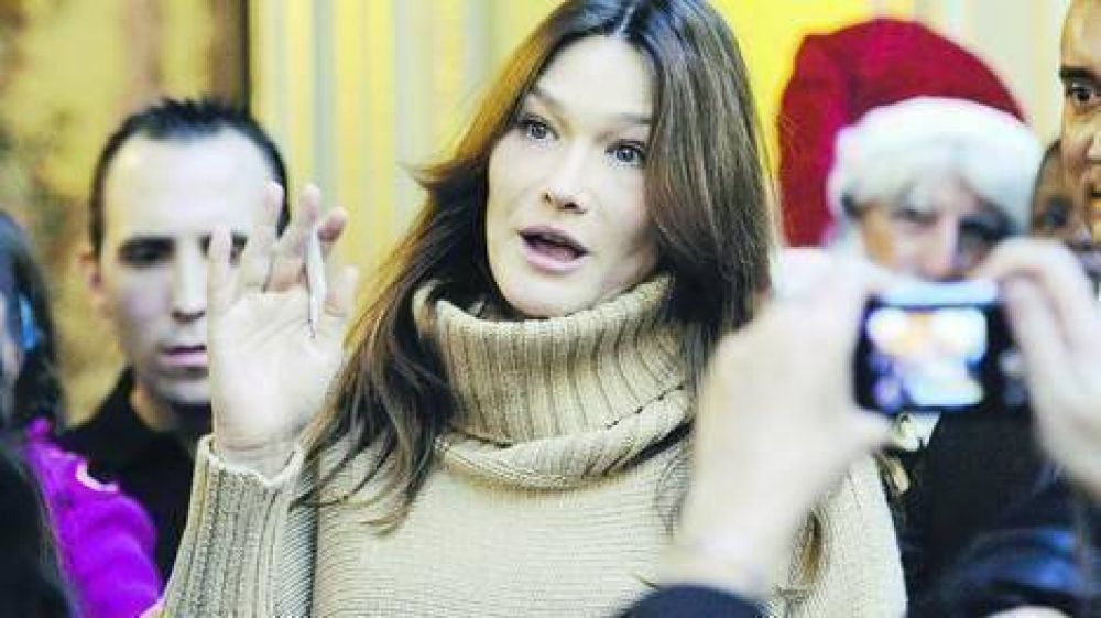 Carla Bruni se defiende y niega que haya recibido dinero ilegal