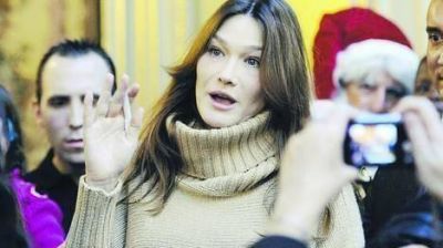 Carla Bruni se defiende y niega que haya recibido dinero ilegal