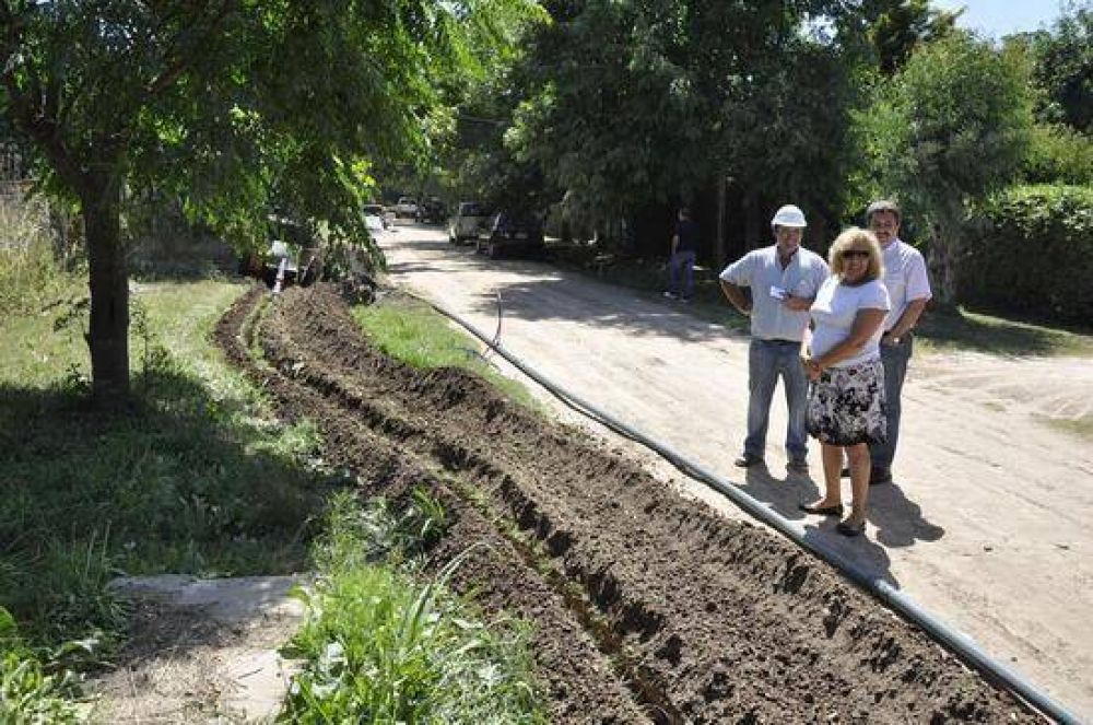 La Jefa Comunal Stella Giroldi comprob� el avance de obras de la red de agua potable 