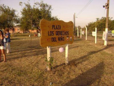 Los derechos del ni�o: Se inaugur� la placita en �Las Campanillas�
